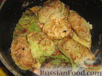 Фото приготовления рецепта: Голубцы из савойской капусты с мясо-грибной начинкой - шаг №17