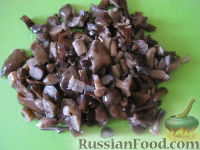Фото приготовления рецепта: Винегрет с солеными грибами - шаг №7