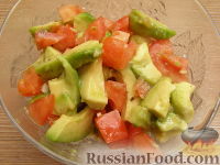 Фото приготовления рецепта: Быстрый салат с авокадо и помидорами - шаг №6