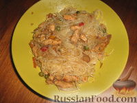 Фото к рецепту: Лапша соевая с курицей и овощами