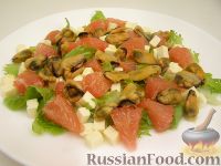 Фото к рецепту: Салат из мидий с грейпфрутом и брынзой