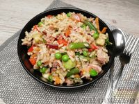 Фото к рецепту: Салат с тунцом, рисом и овощами