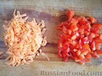 Фото приготовления рецепта: Салат с тунцом, рисом и овощами - шаг №7