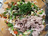Фото приготовления рецепта: Салат с тунцом, рисом и овощами - шаг №10