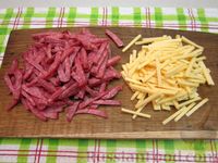 Фото приготовления рецепта: Салат с колбасой, морковью, кукурузой и сыром - шаг №6