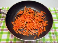 Фото приготовления рецепта: Салат с колбасой, морковью, кукурузой и сыром - шаг №5