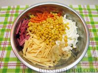 Фото приготовления рецепта: Салат с колбасой, морковью, кукурузой и сыром - шаг №8