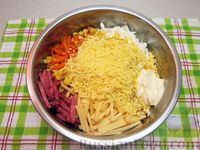 Фото приготовления рецепта: Салат с колбасой, морковью, кукурузой и сыром - шаг №9