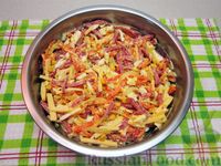 Фото приготовления рецепта: Салат с колбасой, морковью, кукурузой и сыром - шаг №10