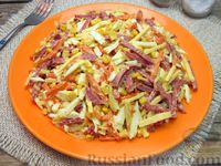 Фото приготовления рецепта: Салат с колбасой, морковью, кукурузой и сыром - шаг №11