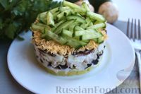 Фото к рецепту: Слоёный салат с курицей, черносливом и грибами