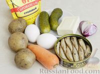 Фото приготовления рецепта: Слоёный салат со шпротами, маринованными огурцами и плавленым сыром - шаг №1