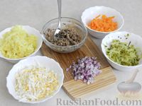 Фото приготовления рецепта: Слоёный салат со шпротами, маринованными огурцами и плавленым сыром - шаг №3