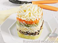 Фото к рецепту: Слоёный салат со шпротами, маринованными огурцами и плавленым сыром