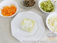 Фото приготовления рецепта: Слоёный салат со шпротами, маринованными огурцами и плавленым сыром - шаг №4