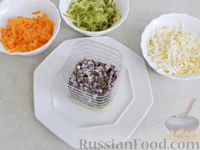 Фото приготовления рецепта: Слоёный салат со шпротами, маринованными огурцами и плавленым сыром - шаг №5