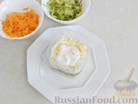 Фото приготовления рецепта: Слоёный салат со шпротами, маринованными огурцами и плавленым сыром - шаг №6