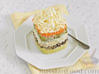 Фото приготовления рецепта: Слоёный салат со шпротами, маринованными огурцами и плавленым сыром - шаг №10