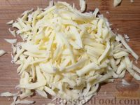 Фото приготовления рецепта: Салат из стручковой фасоли с сыром и яйцами - шаг №3