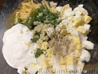 Фото приготовления рецепта: Салат из стручковой фасоли с сыром и яйцами - шаг №5