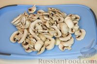 Фото приготовления рецепта: Жареная картошка с грибами и луком - шаг №2