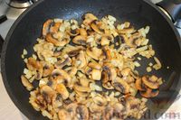 Фото приготовления рецепта: Жареная картошка с грибами и луком - шаг №6