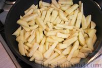 Фото приготовления рецепта: Жареная картошка с грибами и луком - шаг №7
