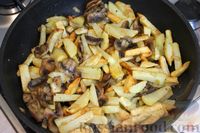 Фото приготовления рецепта: Жареная картошка с грибами и луком - шаг №9
