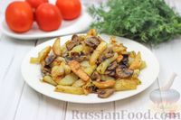 Фото приготовления рецепта: Жареная картошка с грибами и луком - шаг №10