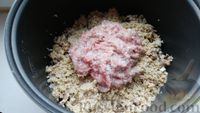 Фото приготовления рецепта: Ячневая каша с мясом и грибами - шаг №4