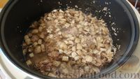 Фото приготовления рецепта: Ячневая каша с мясом и грибами - шаг №6