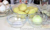 Фото приготовления рецепта: Жареная картошка с грибами и луком - шаг №1