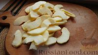 Фото приготовления рецепта: Яблочный пирог на кефире - шаг №9