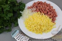 Фото приготовления рецепта: Драники с колбасой и сыром - шаг №2