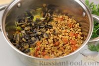 Фото приготовления рецепта: Сырный суп с фаршем, капустой и грибами - шаг №14