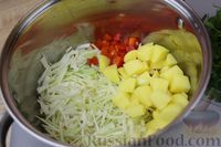 Фото приготовления рецепта: Сырный суп с фаршем, капустой и грибами - шаг №6