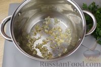 Фото приготовления рецепта: Сырный суп с фаршем, капустой и грибами - шаг №4
