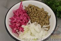 Фото приготовления рецепта: Салат из редьки с печенью - шаг №6