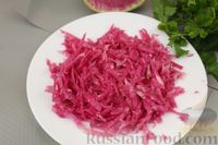 Фото приготовления рецепта: Салат из редьки с печенью - шаг №4