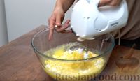Фото приготовления рецепта: Йогуртовый пирог с сухофруктами - шаг №3