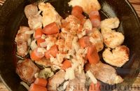 Фото приготовления рецепта: Суп из квашеной капусты со свининой, курицей и копчёными колбасками - шаг №6
