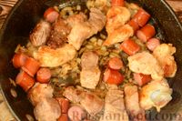 Фото приготовления рецепта: Суп из квашеной капусты со свининой, курицей и копчёными колбасками - шаг №7