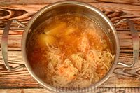 Фото приготовления рецепта: Суп из квашеной капусты со свининой, курицей и копчёными колбасками - шаг №11