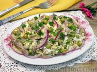 Фото к рецепту: Мясной салат с горошком, сыром и маринованными огурцами