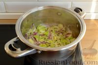 Фото приготовления рецепта: Суп с копчёной колбасой и сметаной - шаг №6