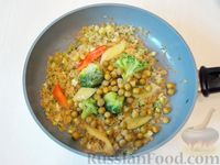 Фото приготовления рецепта: Филе трески с рисом и овощами - шаг №8