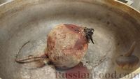 Фото приготовления рецепта: Слоёный салат "Граф" с курицей, свёклой, черносливом и орехами - шаг №2