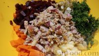 Фото приготовления рецепта: Салат с рыбой и варёными овощами - шаг №9