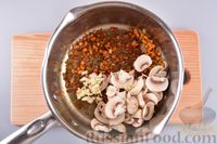 Фото приготовления рецепта: Грибной суп с фасолью и чесночными галушками - шаг №9