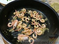 Фото приготовления рецепта: Жареные креветки с луком и чесноком - шаг №8